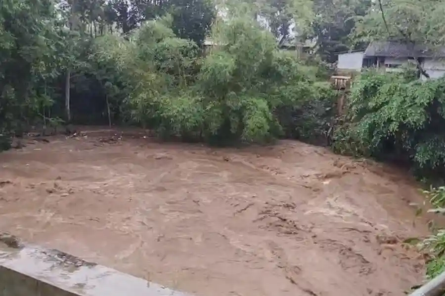 Bondowoso Diguyur Hujan Deras, Warga Situbondo Waspada Banjir Foto BeritaJatim.com