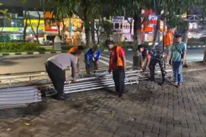 Lapak PKL Takjil Trotoar Suhat Dibongkar, Terduga Pelaku Pungli Diamankan Polisi Foto BeritaJatim.com