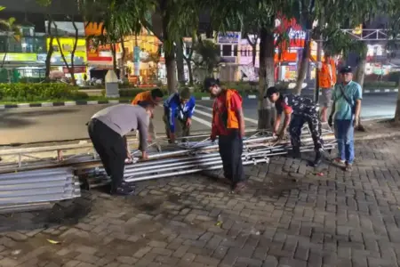 Lapak PKL Takjil Trotoar Suhat Dibongkar, Terduga Pelaku Pungli Diamankan Polisi Foto BeritaJatim.com