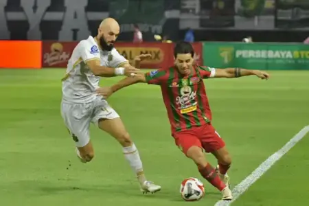 Kapten Bruno Moreira Kobarkan Misi Bangkit Persebaya Jelang Duel Lawan PSM Makassar Foto BeritaJatim.com