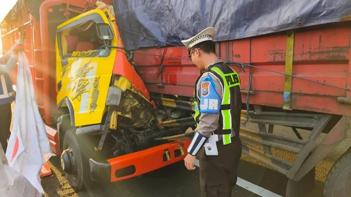 Truk Bermuatan Cabai Oleng dan Tabrak Tronton di Tol Nganjuk – Caruban, Satu Tewas Foto BeritaJatim.com