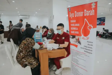 Alirkan Kebaikan di HUT ke-52 SIER, Dirut Danareksa Donorkan Darah Foto BeritaJatim.com