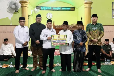 Safari Ramadan, Bupati Mojokerto Salurkan Hibah Rp100 Juta untuk Penguatan Masjid Foto BeritaJatim.com
