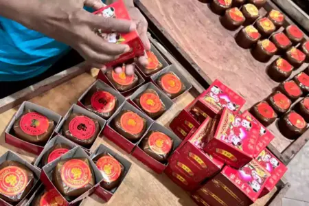 Jelang Imlek 2026, Pesanan Kue Keranjang Surabaya Meningkat Tembus Kalimantan dan Papua Foto BeritaJatim.com