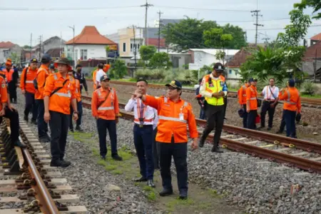 Persiapan Lebaran 2026, KAI Daop 8 Surabaya Inspeksi Lintas Surabaya-Mojokerto Foto BeritaJatim.com