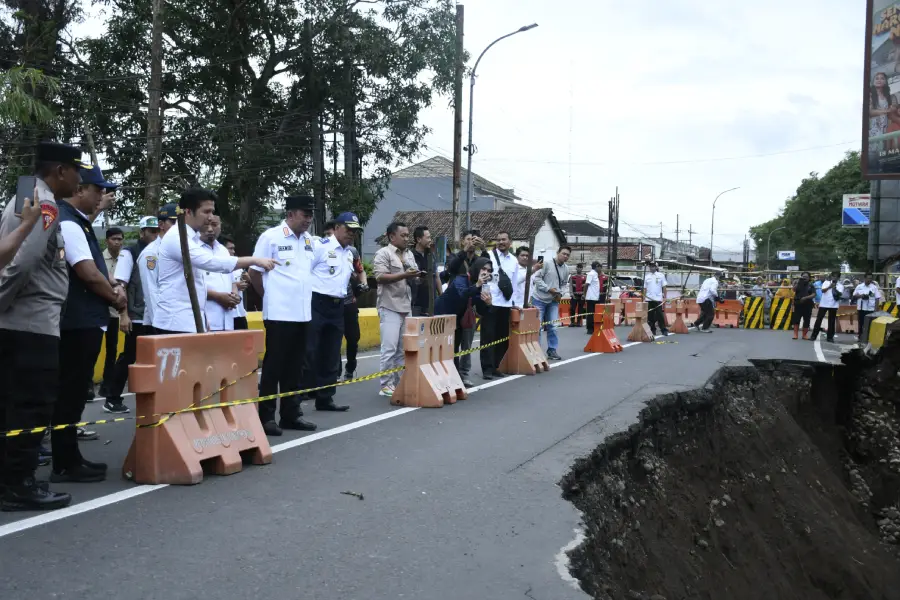 Dampak Ambrolnya Jembatan Sentong Bondowoso: Ekonomi Warga Terganggu, Akses Sekolah Terhambat Foto BeritaJatim.com