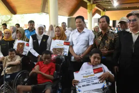 Jelang Ramadan, Khofifah Guyur Bansos Rp3 Miliar untuk Warga Sidoarjo guna Perkuat Bantalan Ekonomi Foto BeritaJatim.com
