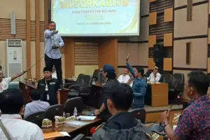 Memanas, Aksi Naik Meja Warnai Pemilihan Ketua KONI Kabupaten Malang Foto BeritaJatim.com