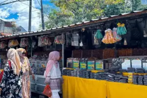 Pedagang Kawasan Sunan Ampel Surabaya Stok 7 Ton Kurma Impor Foto BeritaJatim.com