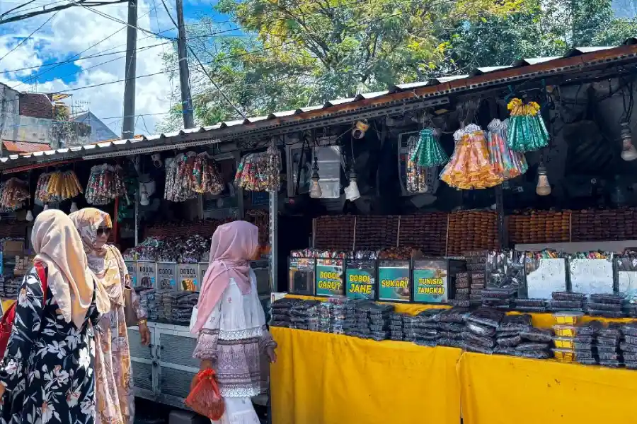 Pedagang Kawasan Sunan Ampel Surabaya Stok 7 Ton Kurma Impor Foto BeritaJatim.com