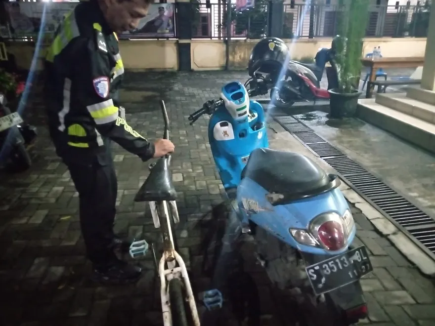 Sepeda Angin dan Honda Scoopy Tabrakan di Gudo Jombang, Seorang Lansia Dilarikan ke Rumah Sakit Foto BeritaJatim.com