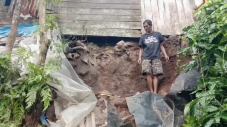 Hujan Lebat Picu Longsor di Sumbermalang Situbondo, Pondasi Dapur Rumah Warga Rusak Foto BeritaJatim.com