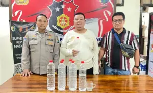 Polsek Jombang Tangkap Penjual Miras saat Malam Ramadan Foto BeritaJatim.com