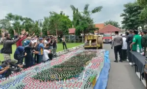 Polres Jombang Musnahkan Ribuan Botol Miras, Komitmen Menjaga Kesucian Ramadan Foto BeritaJatim.com