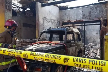 Mobil di Lumajang Terbakar Saat Ganti Oli, Api Sambar Bensin dan Hanguskan Rumah Foto BeritaJatim.com