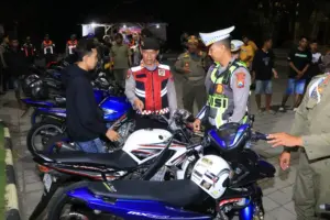 Kapolres Ngawi Pimpin Patroli Skala Besar, 76 Personel Amankan Ramadan 1447 H Foto BeritaJatim.com