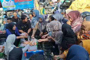 Diskoperindag Lamongan Gelar Operasi Pasar Murah Redam Kenaikan Harga Bahan Pokok di Ramadan 2026 Foto BeritaJatim.com
