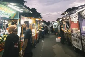 Potret Ngabuburit Kodam Brawijaya: Bertahan di Tengah Perubahan Daya Beli dan Cuaca Tak Menentu Foto BeritaJatim.com