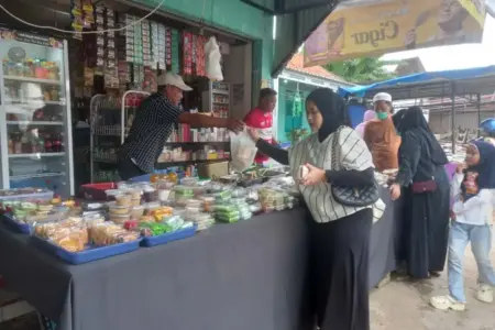 Dinkes Sumenep Terjunkan Tim ‘Sanitarian Kit’, Pastikan Takjil Ramadan 2026 Bebas Zat Berbahaya Foto BeritaJatim.com