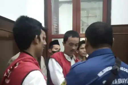 Peras Kadindik Jatim, Dua Mahasiswa Dituntut 1,5 Tahun Penjara Foto BeritaJatim.com