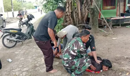 Seorang Pria Bersenjata Pisau Serang Polisi dan TNI di Jombang Foto BeritaJatim.com
