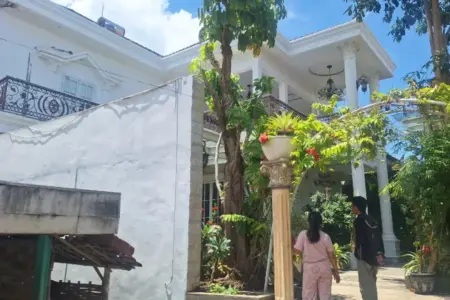 Melihat Penampakan Rumah Mewah Istri Siri Kusnadi di Lamongan: Megah Namun Sepi Foto BeritaJatim.com