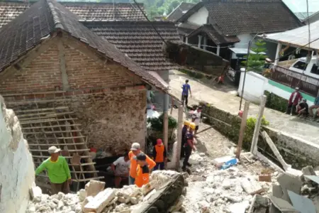 Talud Rumah di Plaosan Magetan Longsor Timpa Kandang Sapi Warga Foto BeritaJatim.com