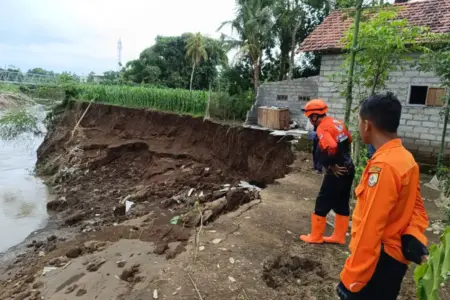 Tanah Longsor dan Banjir Rusak Rumah Warga Jember Saat Akhir Pekan Foto BeritaJatim.com