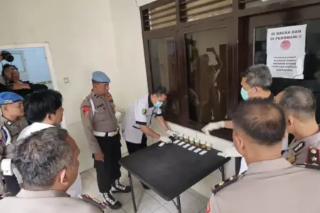 Mendadak, 34 PJU dan Kapolsek Polres Madiun Jalani Tes Urine Saat Apel Pagi Foto BeritaJatim.com