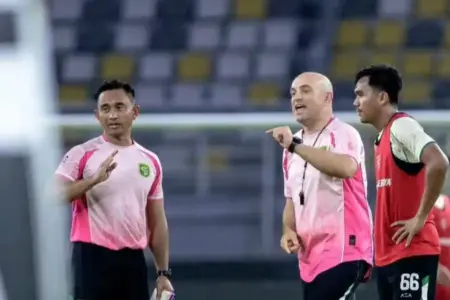 Badai Cedera Hantam Persebaya, Bernardo Tavares Soroti Minimnya Persaingan Pemain Foto BeritaJatim.com