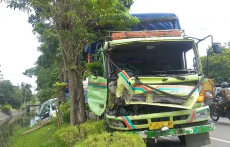Kecelakaan Mengerikan di Jombang: Truk Tronton Hino Terperosok, Sopir Terjepit Dalam Kabin Foto BeritaJatim.com