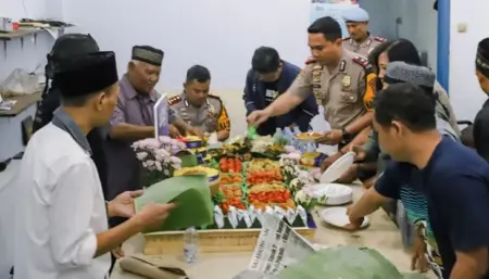 Kejutan Tumpeng Jumbo di PWI Jombang: Sinergi Polri dan Pers dalam HPN 2026 Foto BeritaJatim.com
