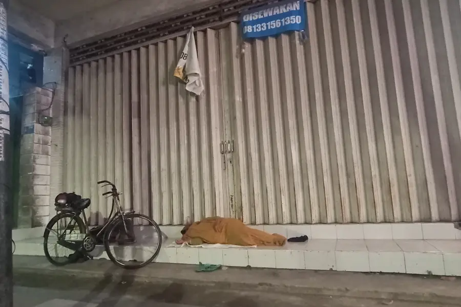 Saat Emperan Toko Jalan Mastrip Blitar Jadi “Peraduan” Tunawisma Foto BeritaJatim.com