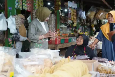 Sidak Pasar Porong Ramadan 2026, Wabup Sidoarjo Pastikan Harga Sembako Stabil Foto BeritaJatim.com