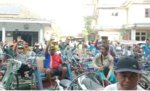 Ra Hasani Bagikan 650 Paket Bantuan untuk Tukang Becak di Bangkalan Foto BeritaJatim.com