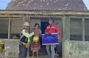 Proyek GRR Tuban Salurkan 950 Paket Sembako pada Warga Kecamatan Jenu Foto BeritaJatim.com