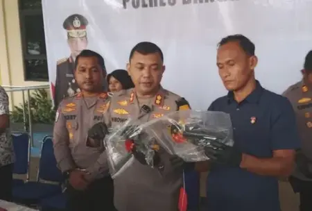 Digerebek Polisi, Pemuda di Bangkalan Simpan Pistol Rakitan dan 12 Butir Amunisi Foto BeritaJatim.com