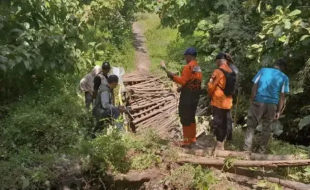 Diterjang Hujan Deras, Jembatan di Botolinggo Bondowoso Ambruk Foto BeritaJatim.com