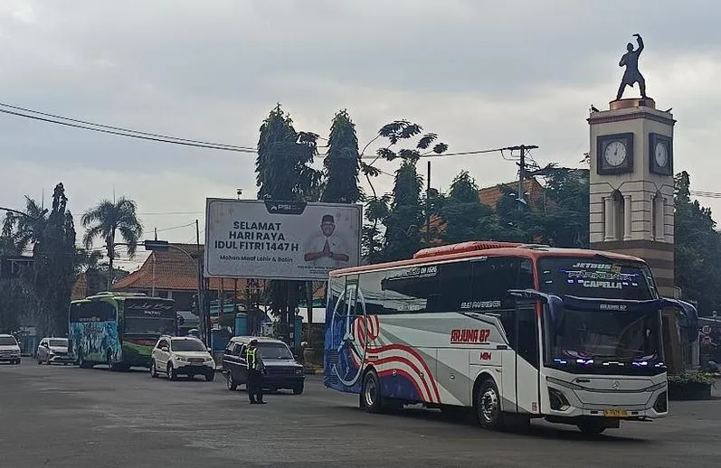 Bus Langgar Jalur, Lolos Tanpa Sanksi, Polisi Ungkap Alasan Kontroversial Foto BeritaJatim.com