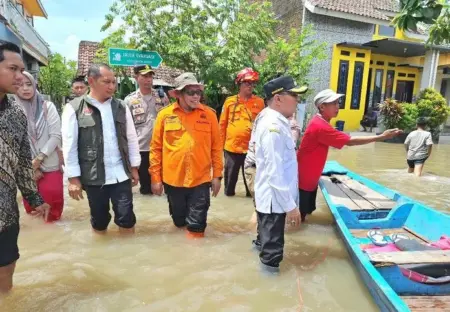 Hari Pertama Masuk Kerja, Kalaksa BPBD Jatim Langsung Tinjau Banjir Pasuruan Foto BeritaJatim.com