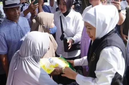Pemprov Jatim Jual Sembako Murah di Lamongan, Khofifah Terjun Langsung Foto BeritaJatim.com