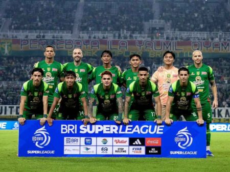 Penalti Bruno Moreira Bawa Persebaya Unggul atas Persib Bandung Foto BeritaJatim.com