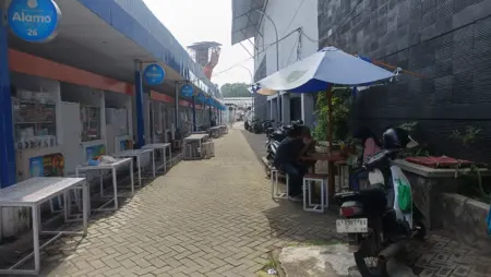 Usai Renovasi, Sentra Kuliner GOR A. Yani Kota Probolinggo Sepi Pembeli, PKL Sindir Janji Kampanye Wali Kota Foto BeritaJatim.com