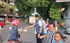 Satresnarkoba Polres Pasuruan Bagi Takjil di Bangil, Selipkan Pesan Bahaya Narkoba Jelang Buka Puasa Foto BeritaJatim.com