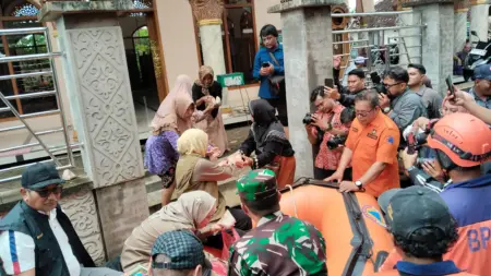 Tinjau Banjir Rejoso Pasuruan, Khofifah Terobos Genangan dan Siapkan Strategi TMC Foto BeritaJatim.com