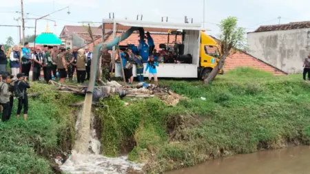 Banjir Rejoso Pasuruan Tak Surut, 10 Pompa Air Tak Berfungsi karena Elevasi Sungai Sama Tinggi Foto BeritaJatim.com