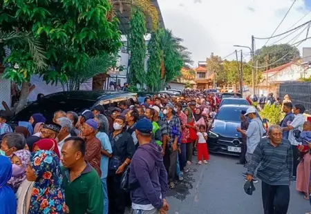 Ribuan Warga Antre di Masjid Cheng Ho Surabaya untuk Terima Zakat Mal Rp500 Ribu per Orang Foto BeritaJatim.com