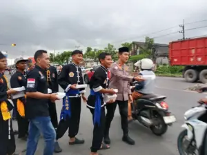 Dorong Kesan Positif, Polisi Gresik Ajak Pendekar Silat Bagi Takjil Foto BeritaJatim.com