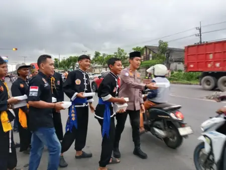 Dorong Kesan Positif, Polisi Gresik Ajak Pendekar Silat Bagi Takjil Foto BeritaJatim.com