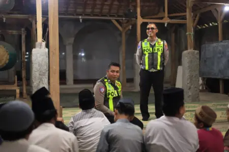 Polisi Gresik Ajak Santri Jadi Pelopor Tertib Lalu Lintas: Dari Pesantren untuk Jalan Raya Aman Foto BeritaJatim.com